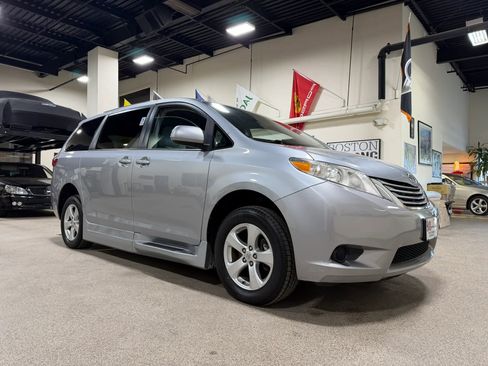 Used 2015 Toyota Sienna LE image 7