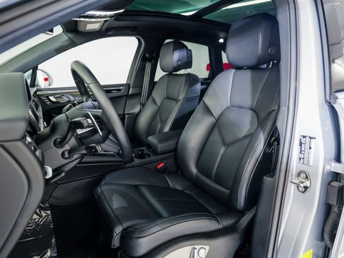 Certified 2025 Porsche Macan AWD/4WD image 5