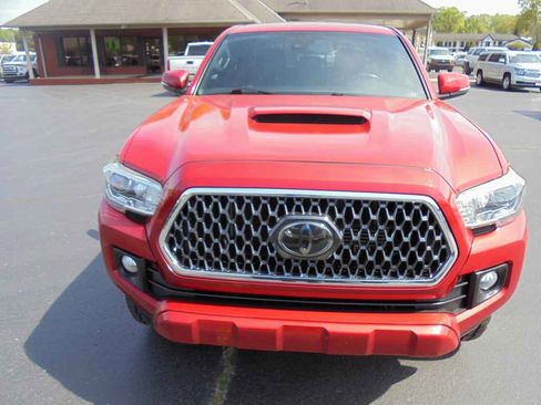 Used 2019 Toyota Tacoma TRD Sport image 3