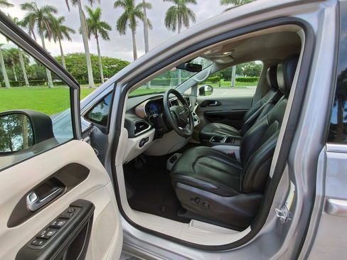 Used 2021 Chrysler Voyager Lxi FWD image 5