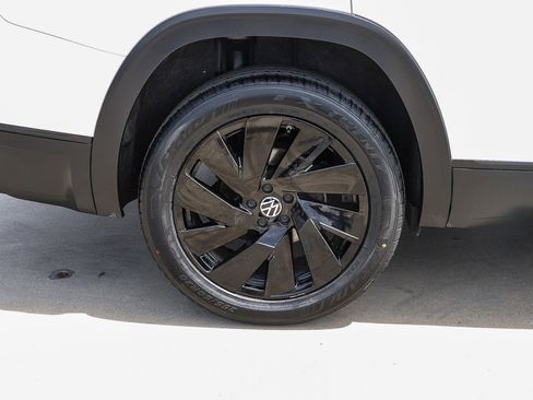 Used 2024 Volkswagen Atlas SE w/ Black Wheel Package image 10