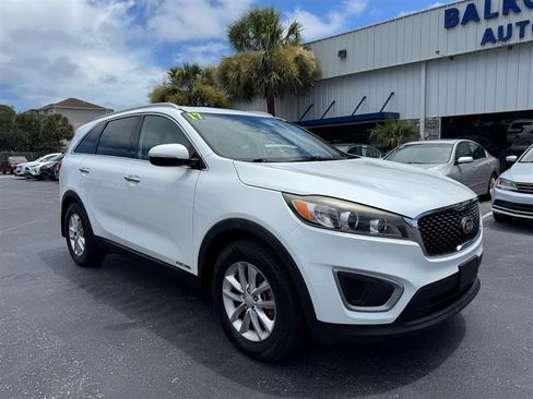 Used 2017 Kia Sorento AWD w/ LX V6 Convenience Package image 2