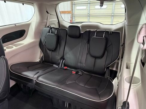 Used 2024 Chrysler Pacifica Limited FWD image 24