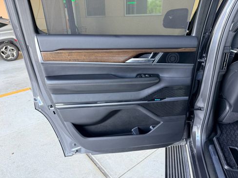 Used 2022 Jeep Grand Wagoneer Series II AWD/4WD image 18