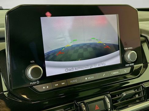 Used 2024 Nissan Pathfinder SV image 16