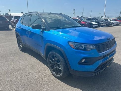 Used 2023 Jeep Compass Latitude w/ Sun and Sound Group AWD/4WD image 11