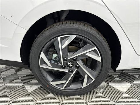 New 2025 Hyundai Elantra Limited image 18