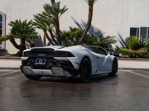 Used 2023 Lamborghini Huracan EVO image 3