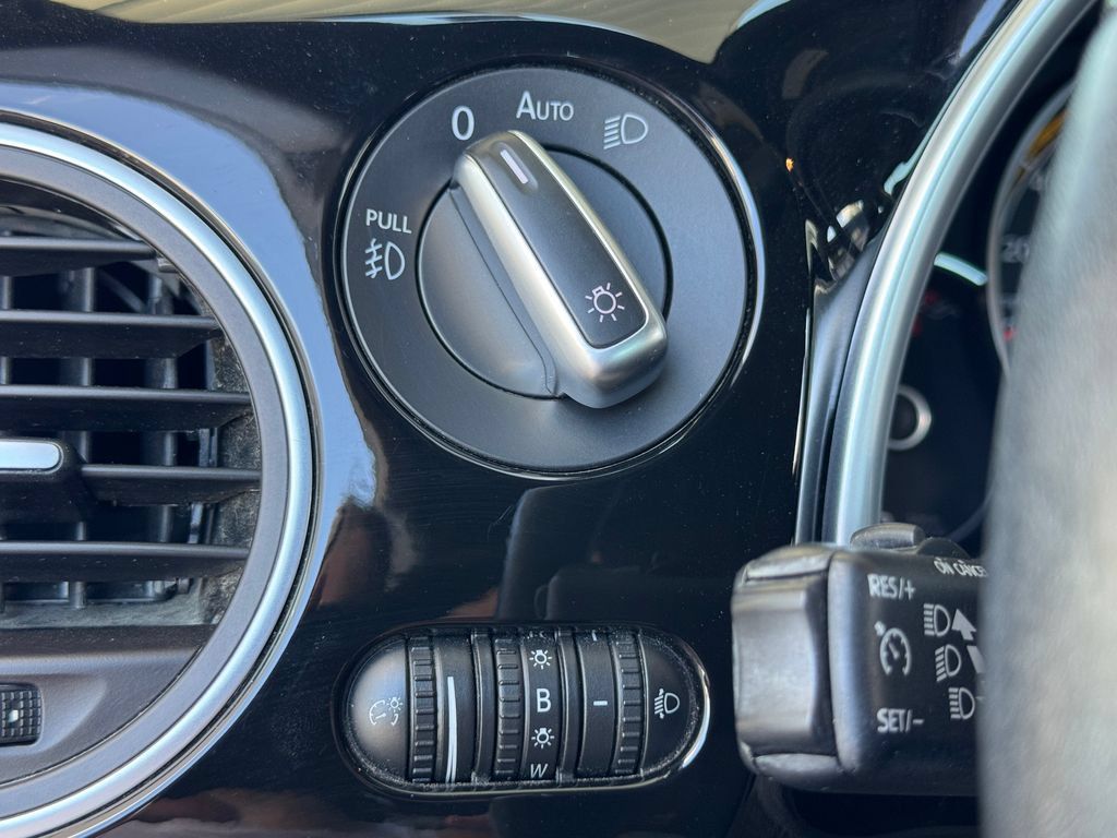 Used 2018 Volkswagen Beetle 2.0T Dune FWD image 17