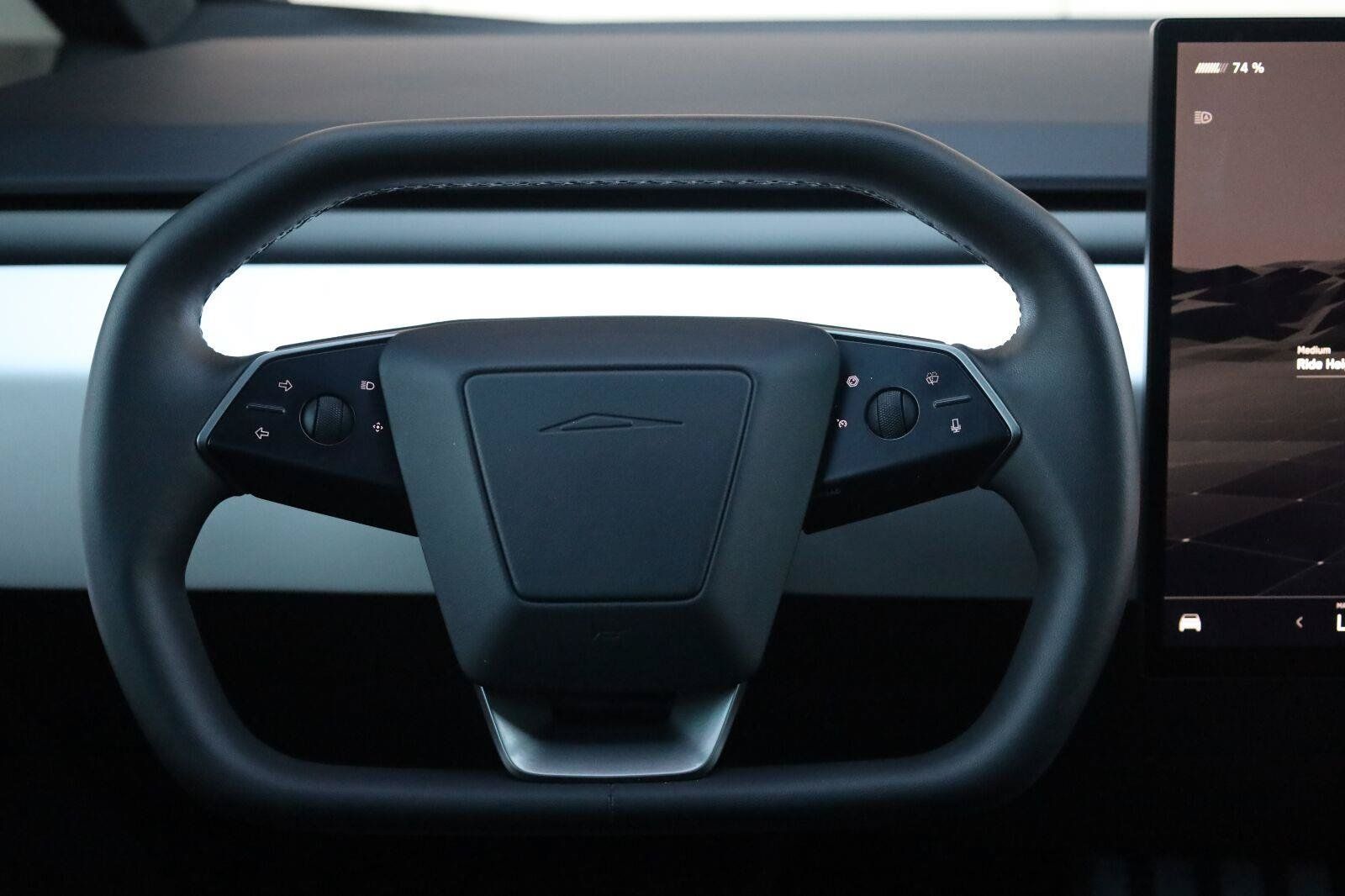 Used 2024 Tesla Cybertruck AWD Crew Cab image 33