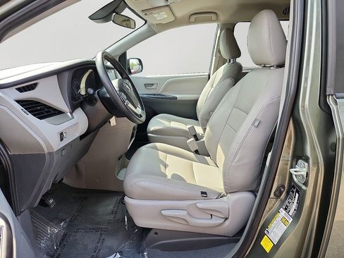 Used 2020 Toyota Sienna L image 14