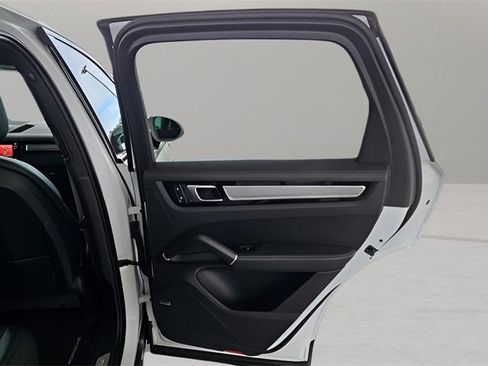 Used 2023 Porsche Cayenne image 25
