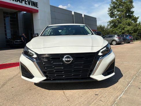 Used 2025 Nissan Altima 2.5 SV FWD image 3
