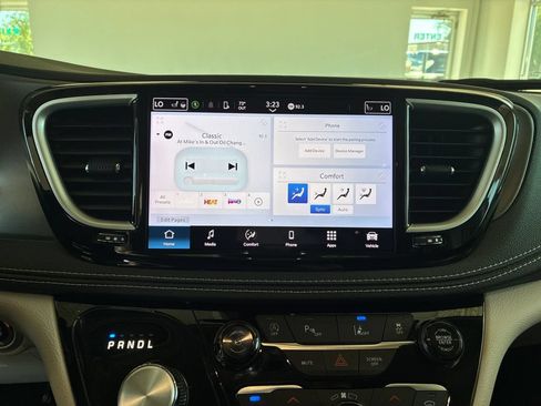 Used 2024 Chrysler Pacifica Touring-L AWD/4WD image 18