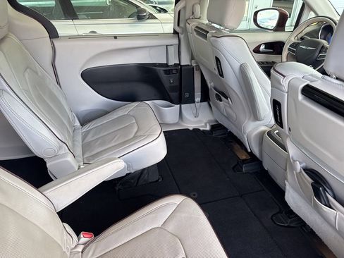 Used 2017 Chrysler Pacifica Limited image 17