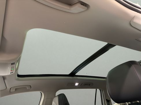 Used 2023 Volkswagen Tiguan SE w/ Panoramic Sunroof Package FWD image 25