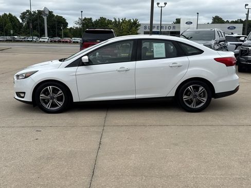 Used 2018 Ford Focus SE w/ SE Appearance Package FWD image 11