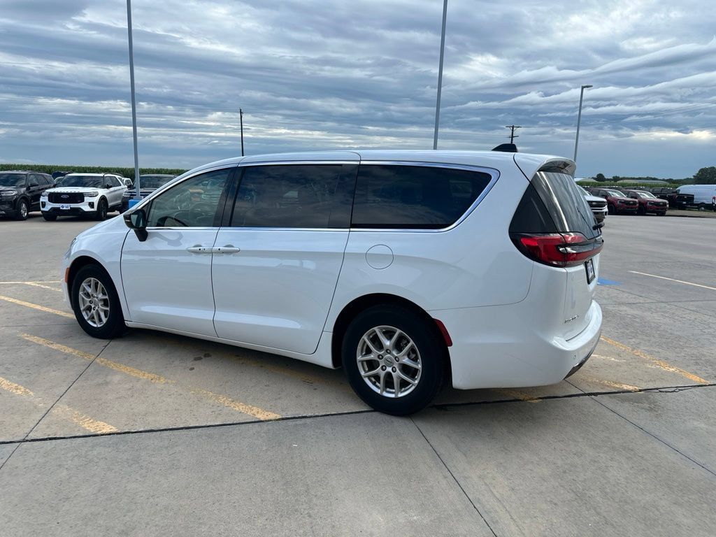 Used 2024 Chrysler Pacifica Touring-L FWD image 5