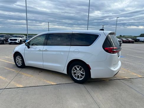 Used 2024 Chrysler Pacifica Touring-L FWD image 5
