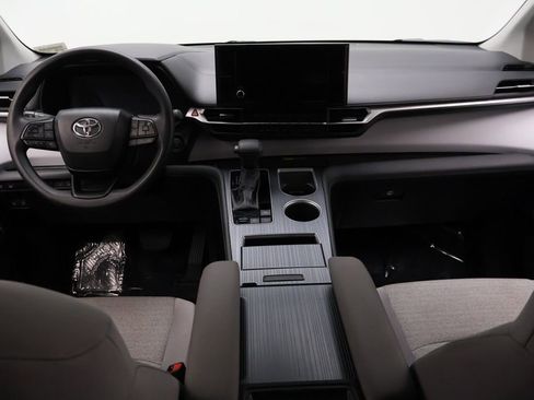 Certified 2025 Toyota Sienna LE image 23