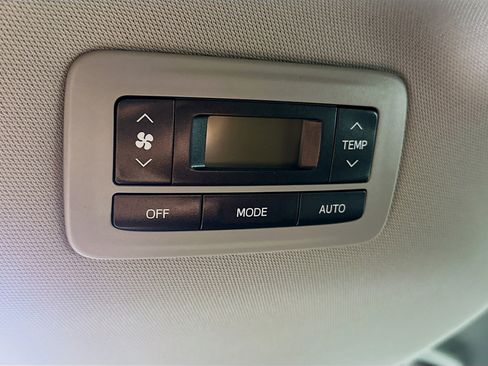 Used 2017 Toyota Sienna SE FWD image 25