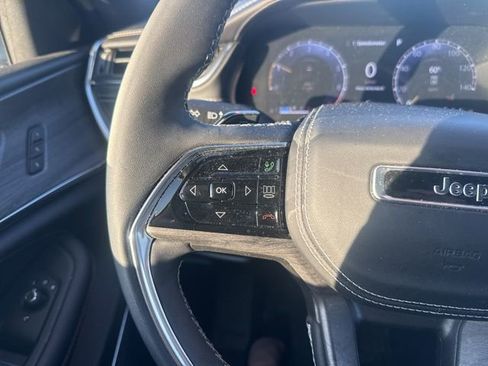 Used 2025 Jeep Grand Cherokee Overland AWD/4WD image 13