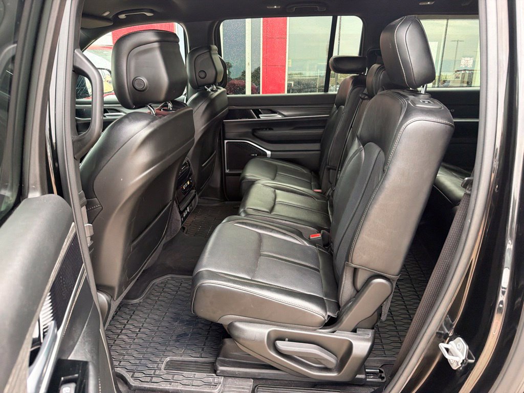 Used 2024 Jeep Wagoneer L Series II w/ Flexible Seating Group AWD/4WD image 15