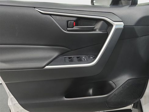 Used 2021 Toyota RAV4 SE image 26