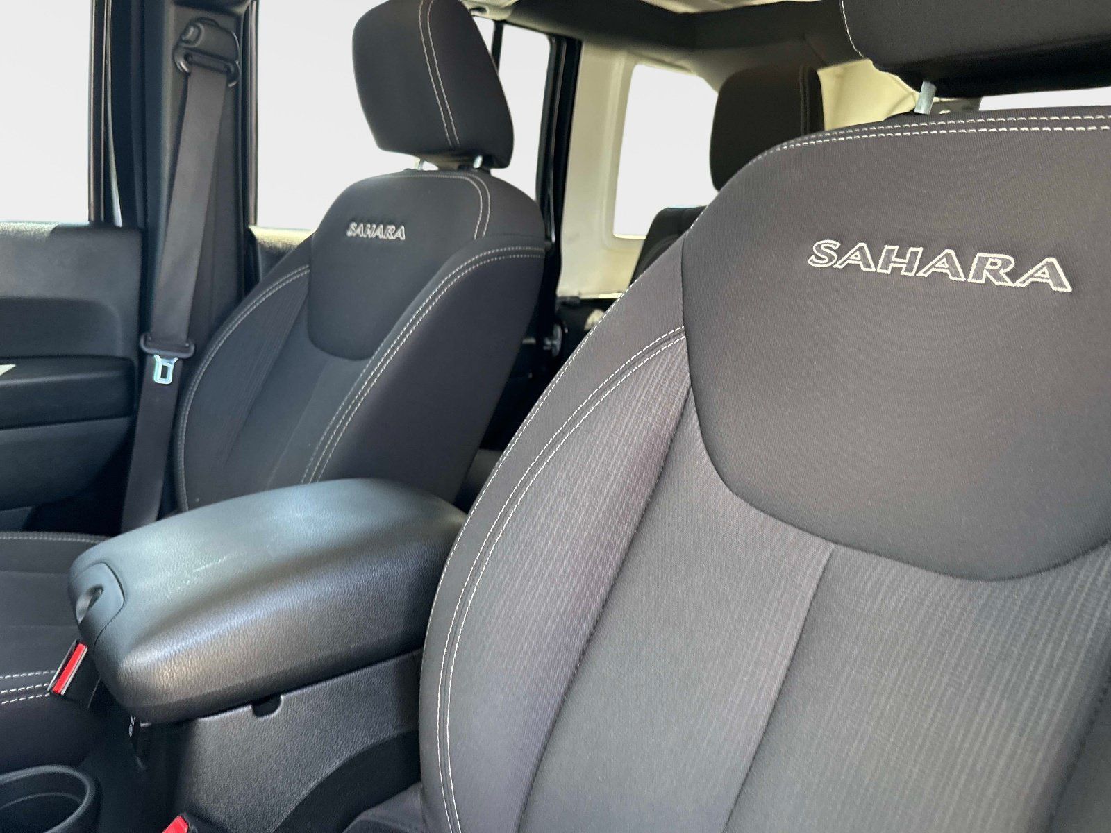 Used 2017 Jeep Wrangler Unlimited Sahara AWD/4WD image 19