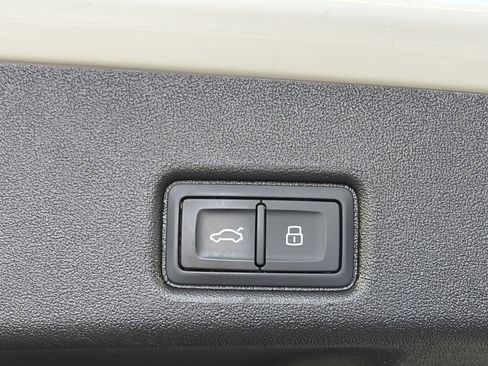 Used 2025 Audi Q5 Premium w/ Convenience Package image 15