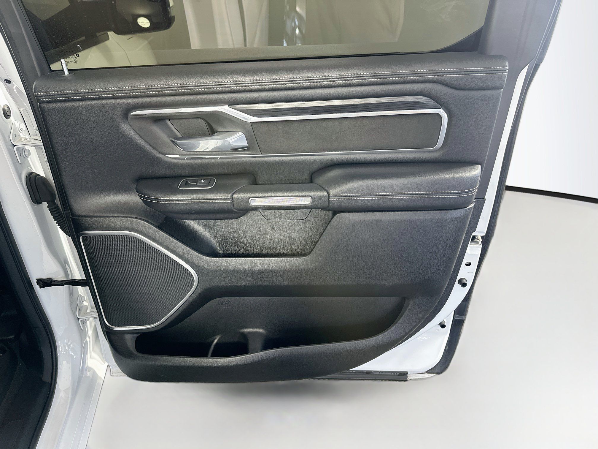 Used 2023 RAM 1500 Laramie AWD/4WD image 30