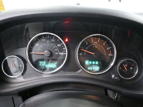 Used 2018 Jeep Wrangler Unlimited Sahara w/ Connectivity Group image 29