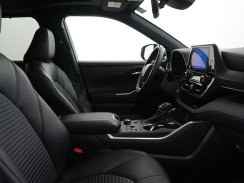 Used 2025 Toyota Highlander XSE image 13