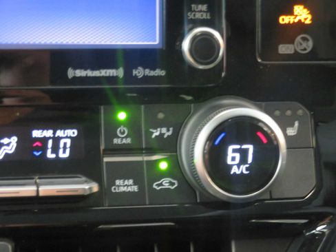 Used 2020 Toyota Highlander XLE FWD image 44