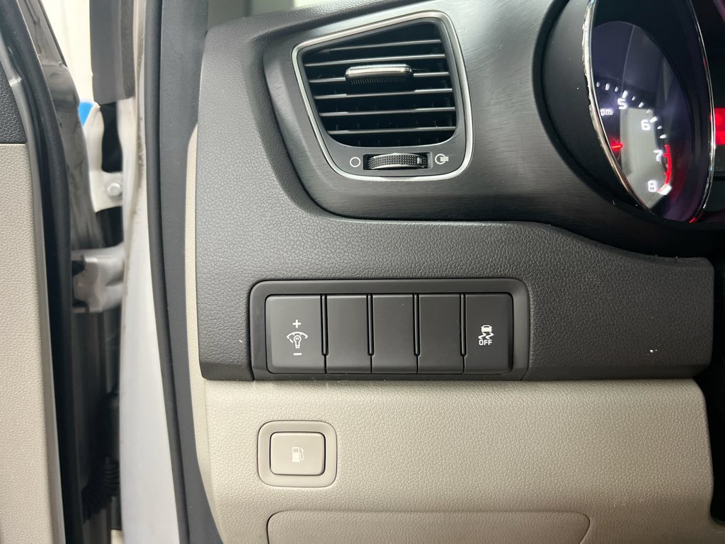 Used 2018 Kia Sedona LX FWD image 18