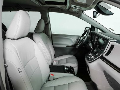 Used 2018 Toyota Sienna XLE w/ XLE Navigation Package FWD image 23