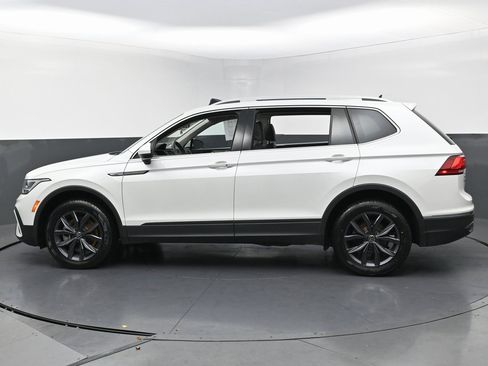 Used 2023 Volkswagen Tiguan SE w/ Panoramic Sunroof Package image 8