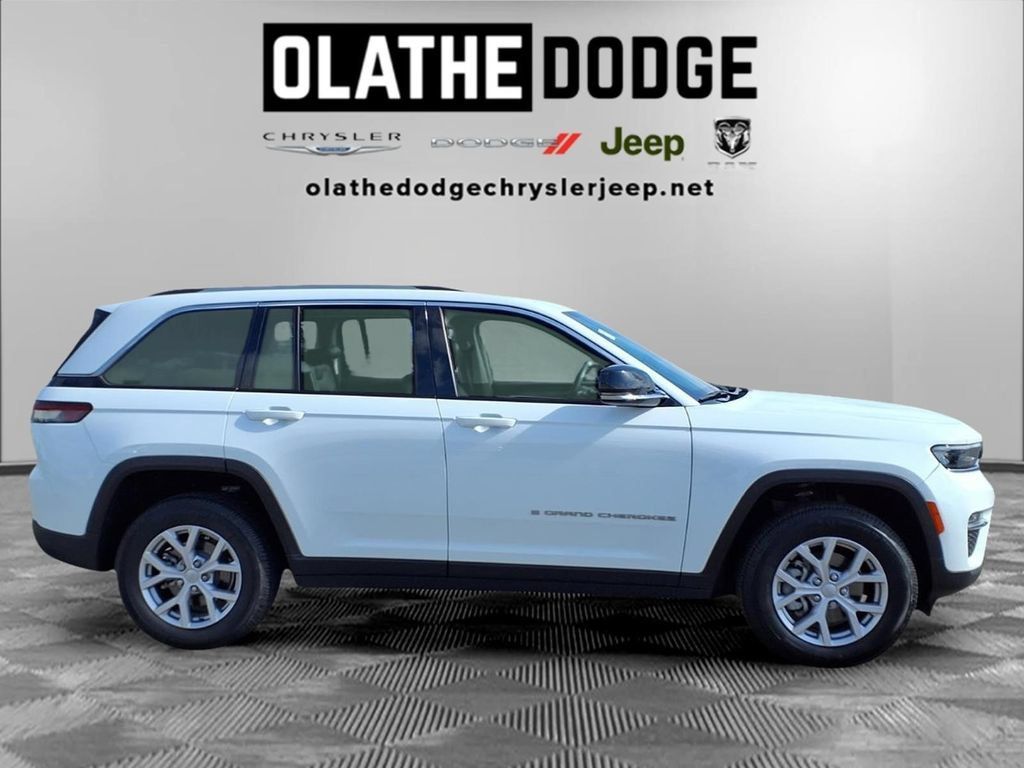 Used 2022 Jeep Grand Cherokee Limited AWD/4WD image 31