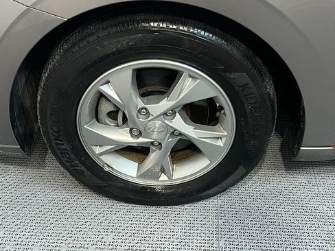 Used 2023 Hyundai Elantra SE FWD image 9