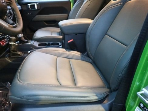 Certified 2025 Jeep Gladiator Mojave image 19