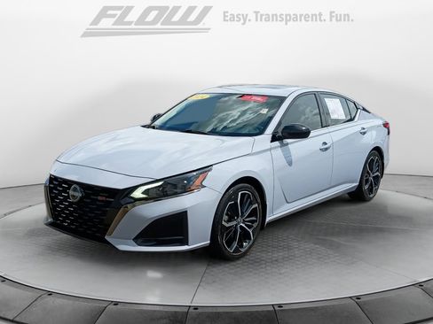 Used 2024 Nissan Altima 2.5 SR w/ SR Premium Package FWD image 3