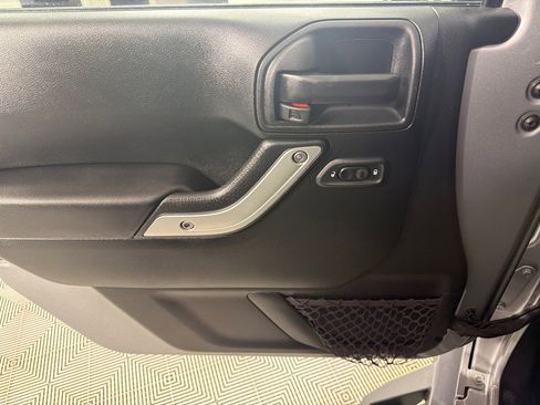 Used 2018 Jeep Wrangler Unlimited Sahara w/ Connectivity Group AWD/4WD image 11