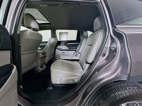 Used 2019 Toyota Highlander XLE image 29