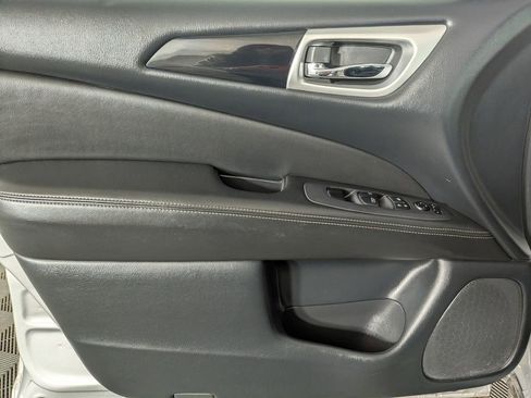 Used 2019 Nissan Pathfinder SV image 15