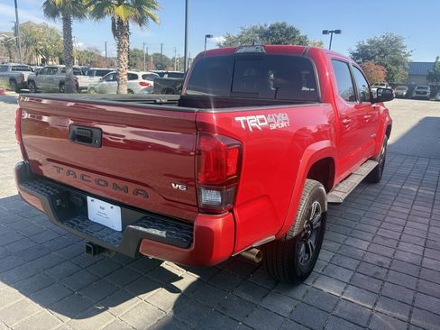 Used 2018 Toyota Tacoma TRD Sport image 6