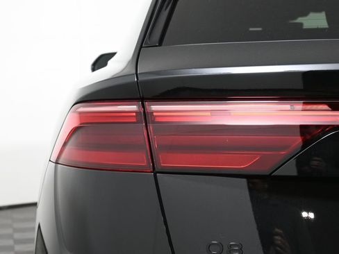 Used 2025 Audi Q8 Premium image 12