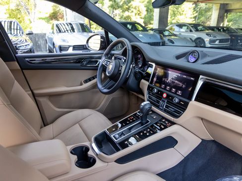 Certified 2025 Porsche Macan image 51