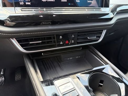 Used 2025 Volkswagen Atlas Cross Sport SE FWD image 19