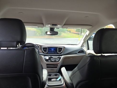 Certified 2017 Chrysler Pacifica Touring-L image 18