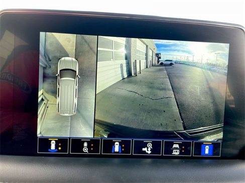 Used 2024 GMC Yukon XL SLT w/ SLT Luxury Package image 17